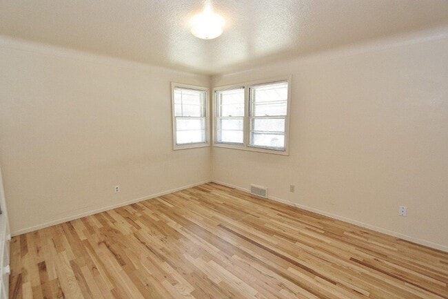 Building Photo - Boise Bench Charmer