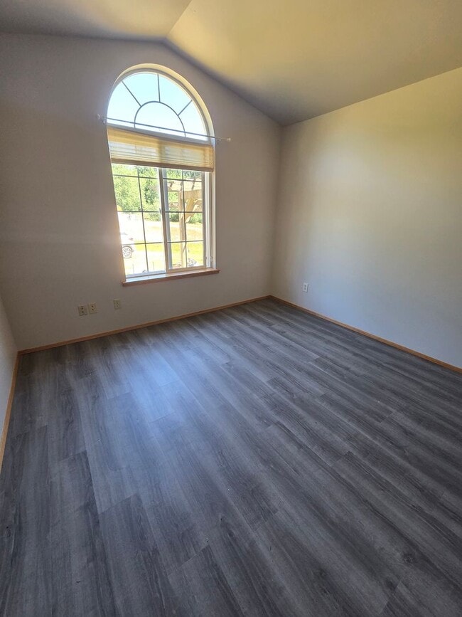 Building Photo - Port Ludlow Farmhouse for Rent, Freshly Updated and Available Now!