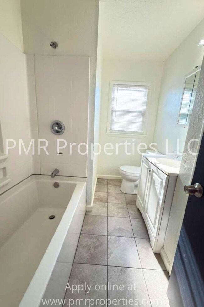 Building Photo - 3 Bedrooms / 1.5 Bathrooms House