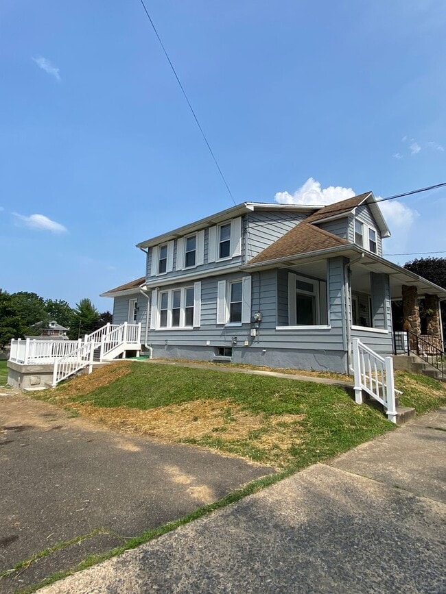 Building Photo - Cozy Renovated 2-Bedroom Home in Emmaus – ...