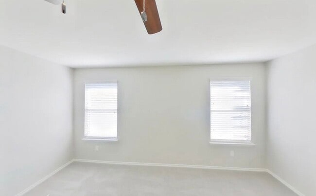 Building Photo - AVAILABLE NOW READY TO MOVE IN