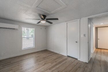 Building Photo - "Charming 2-Bedroom Retreat with Huge Yard...