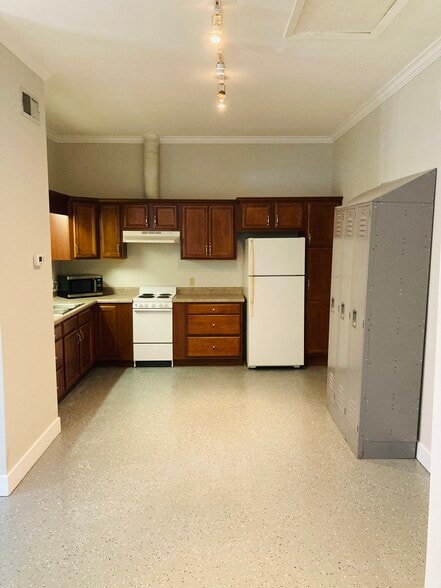 Kitchen/dining area - 1615 Pomona St
