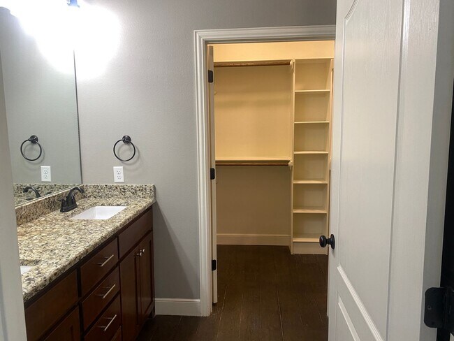 Building Photo - Executive rental on Carrera!  3/2/2