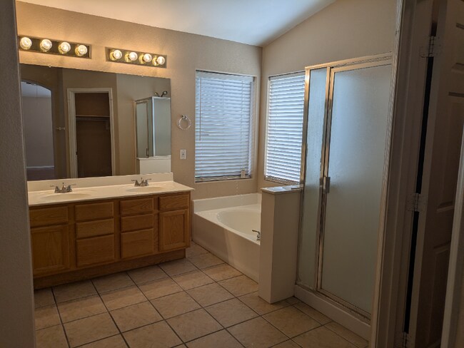 Building Photo - 204 W Goldfinch Way