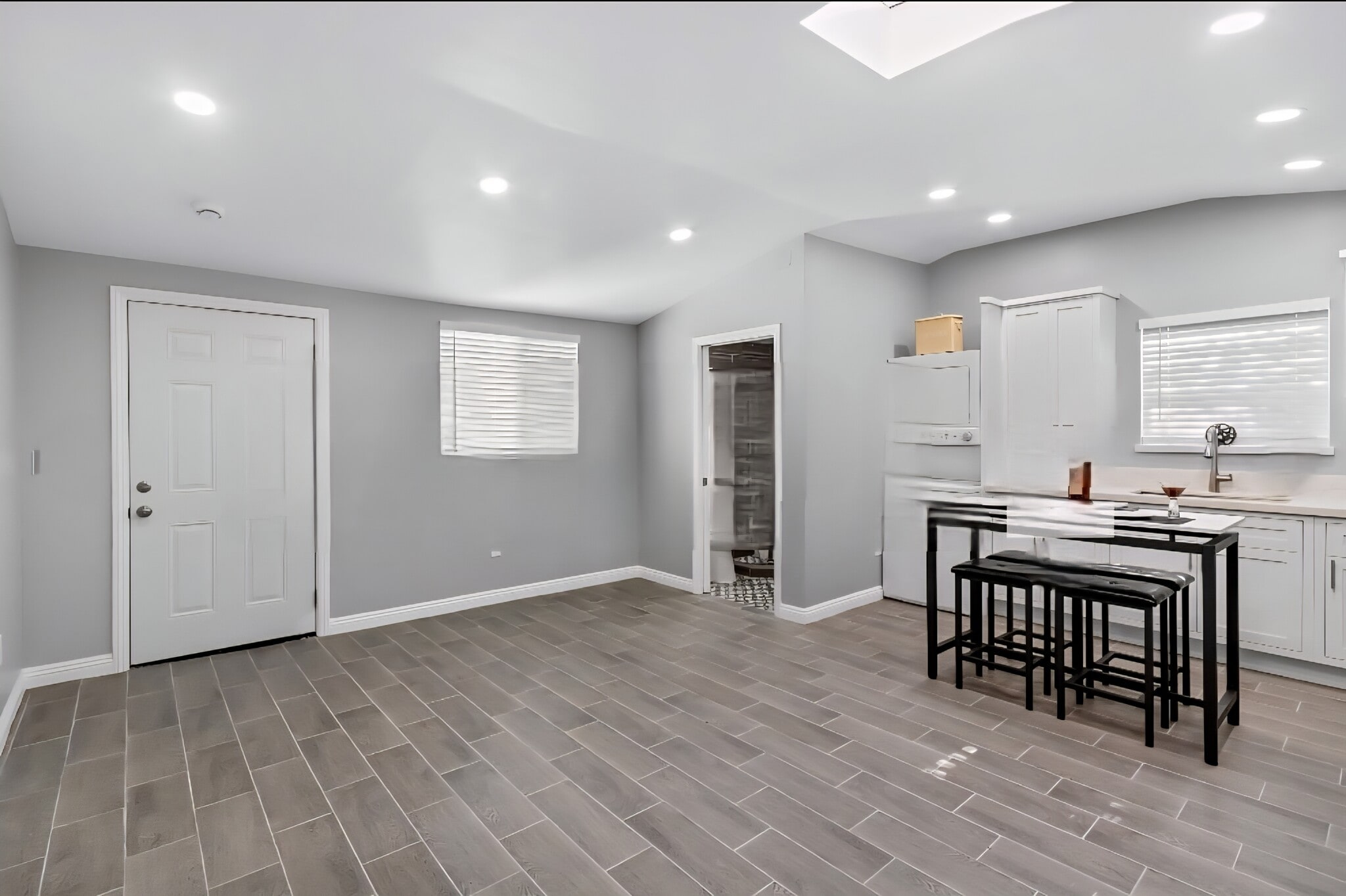 Very Bright & cheerful... extremely quiet. No attached walls - 4159 La Salle Ave