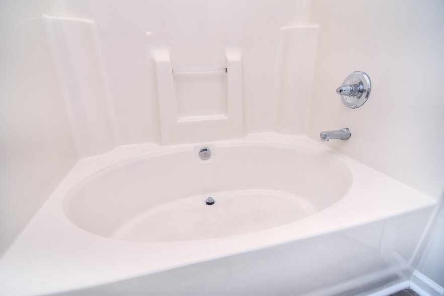 Master Bathroom Tub & Shower - 6825 Sullins Rd