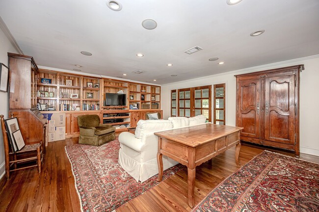 Building Photo - Coastal Living at Its Best – Fully Furnish...