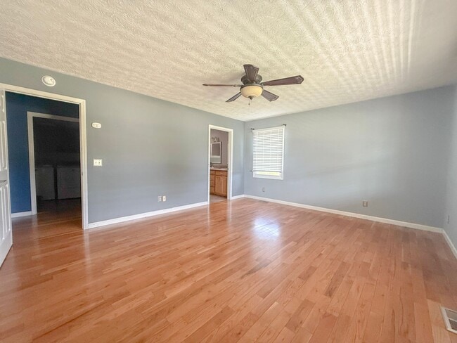 Building Photo - Sunroom, 2-Car Garage & Lawn Care Included | Pet-Friendly Cookeville Home
