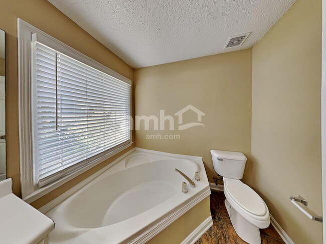Building Photo - 4825 Old Field Dr NE