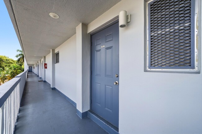 Building Photo - 1333 E Hallandale Beach Blvd