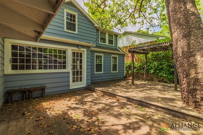 Building Photo - Spacious home close to KSU Campus!