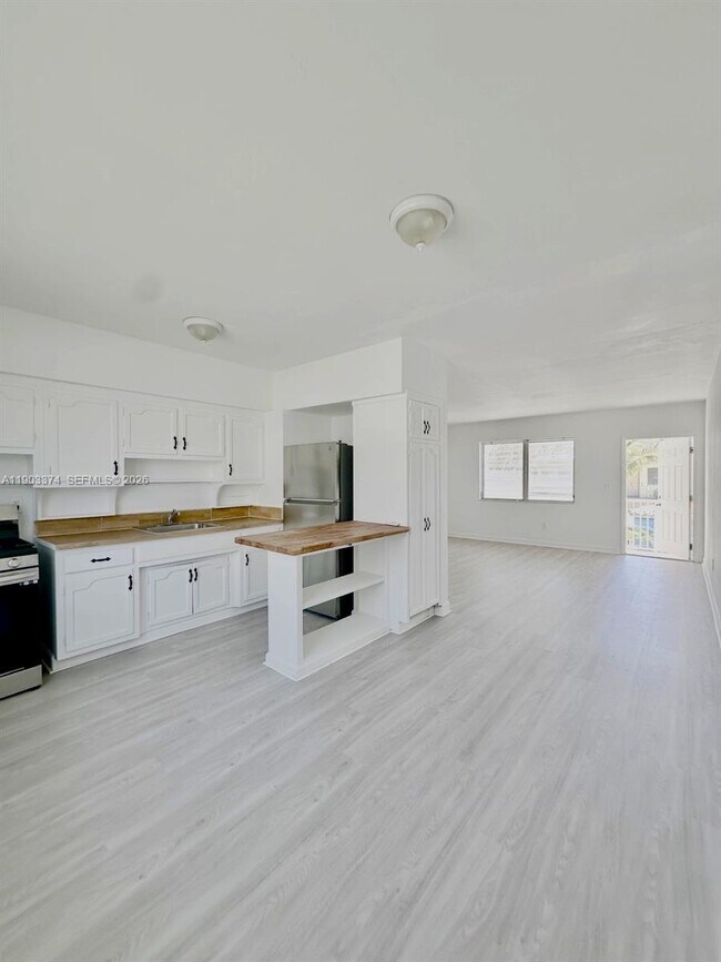 Building Photo - 1955 Normandy Dr