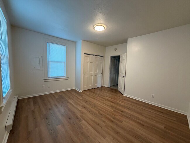 Building Photo - 1736 Main St