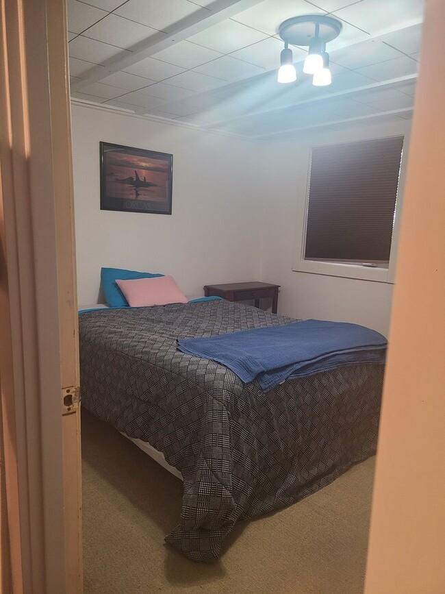 Building Photo - Charming Waterfront Cabin on San Juan Drive 5 month lease through winter.