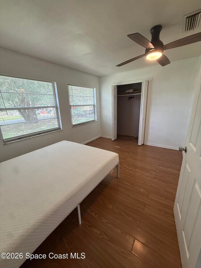 Building Photo - 325 Marseilles Dr
