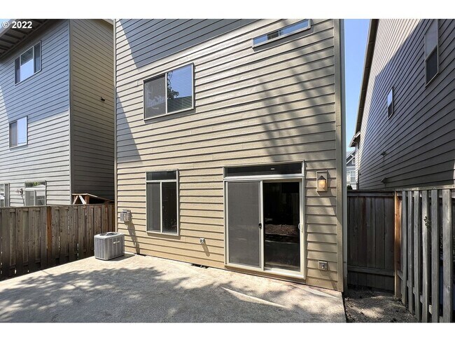 Building Photo - 11048 SW Legacy Oak Way