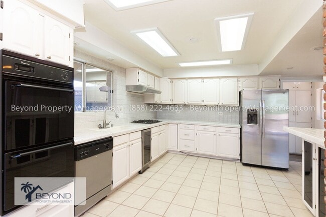 Building Photo - LUXURY IN LAKESIDE , STUNNING 4 BED 3 BATH...