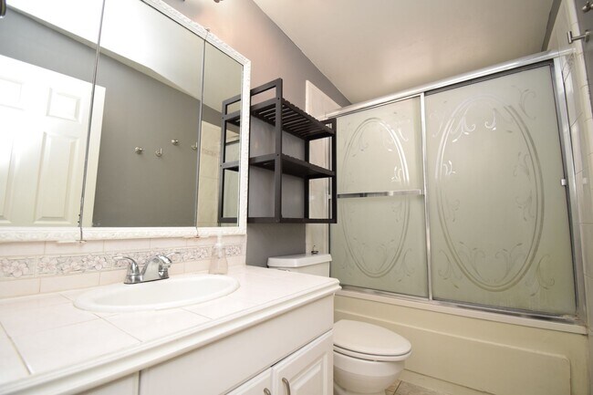 Building Photo - Updated and Charming 3 Bed Home with Fiber Internet & New Appliances!!!