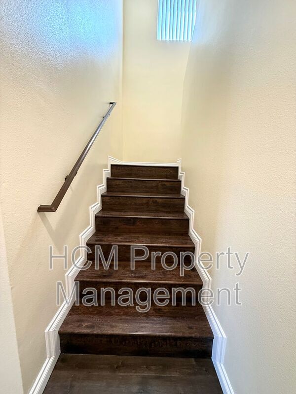 Building Photo - 645 E 78th St