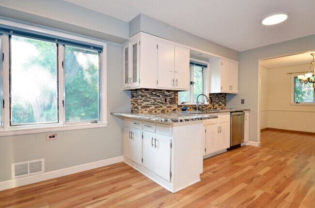 Building Photo - Spacious 5-Bed 3-Bath Home in Edina - Available Now!