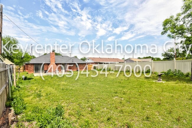 Building Photo - Massive 3BD/2BTH Home Minutes from the Highway.