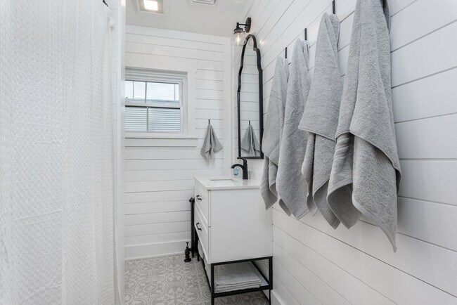 Building Photo - 608 N Front St