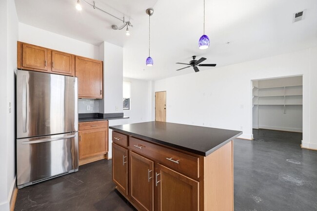 Building Photo - 211 Cream St