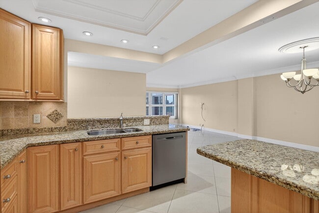 Building Photo - 405 N Ocean Blvd