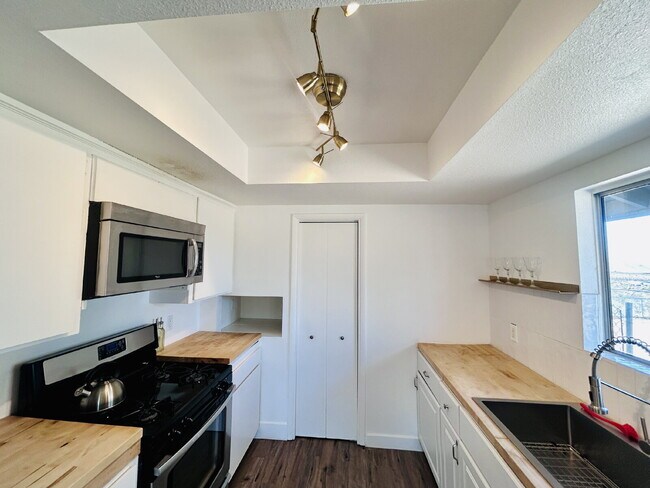 Building Photo - Beautiful 4 Bedroom House for rent in South Joshua Tree