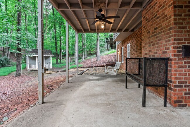 Building Photo - Prime Time Normal Town Living Home!