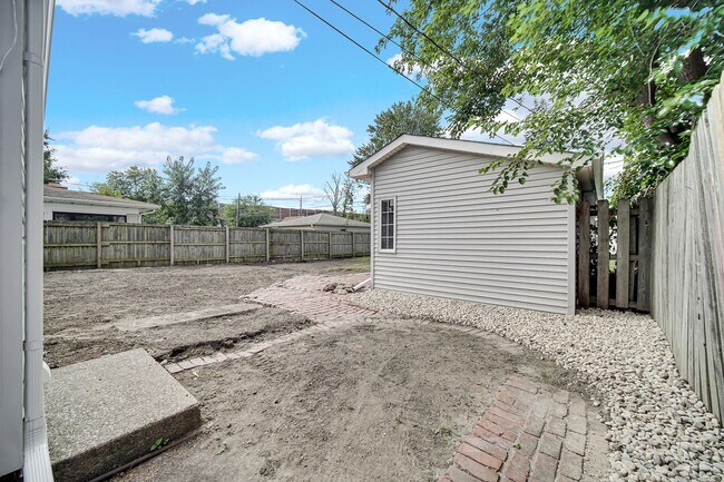 Building Photo - 7610 Alexander Ave