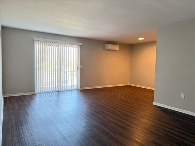 Building Photo - 2 Bedroom Unit was recently renovated. Live walking distance from the downtown square or steps fr...