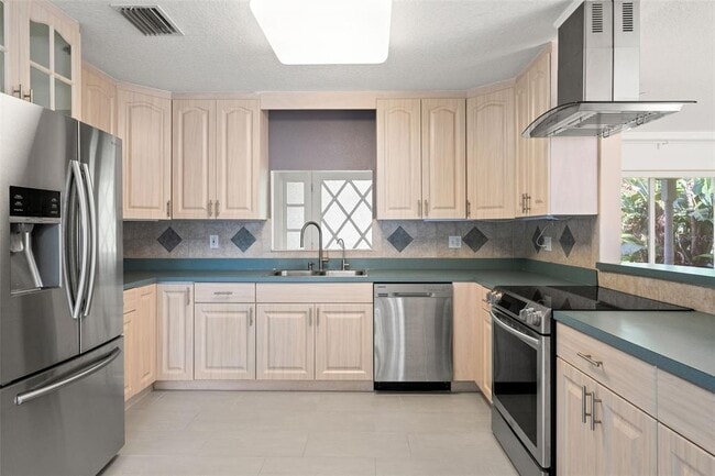 Building Photo - 2725 N Myrtle Ave