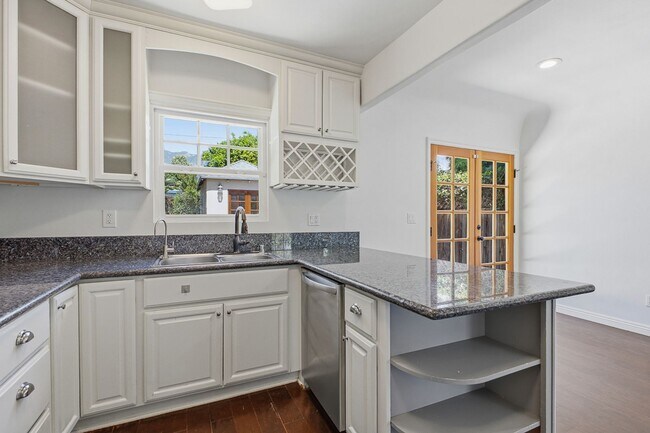Building Photo - 585 W Calaveras St