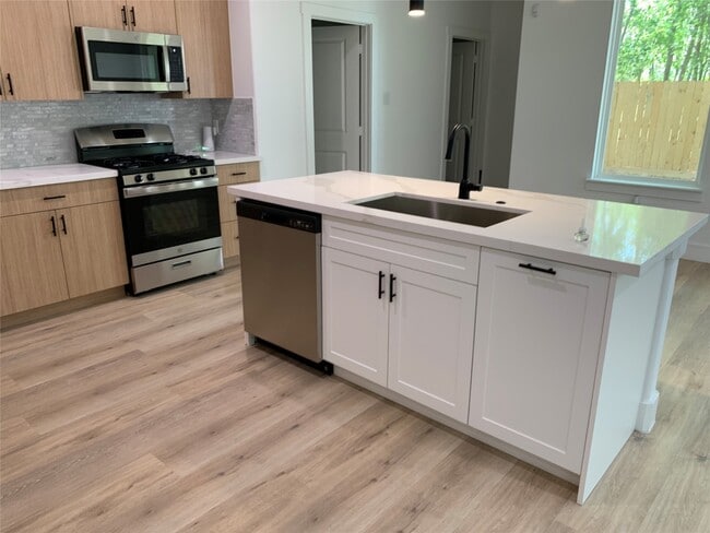 Building Photo - 9026 Scott St