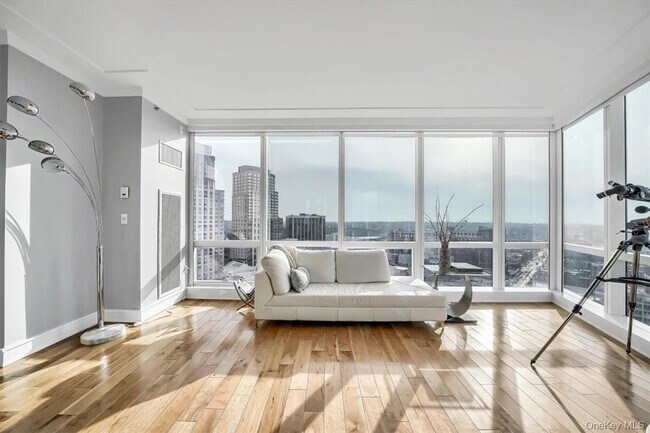 Building Photo - 1 Renaissance Square