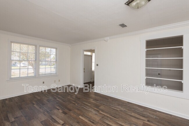 Building Photo - 802 Rue Max St