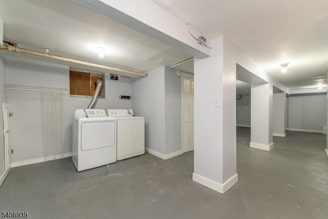 Building Photo - 92 Mallory Ave