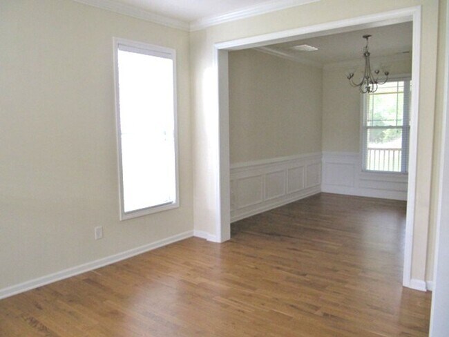 Building Photo - One Month Free Rent ! Discover your new ha...