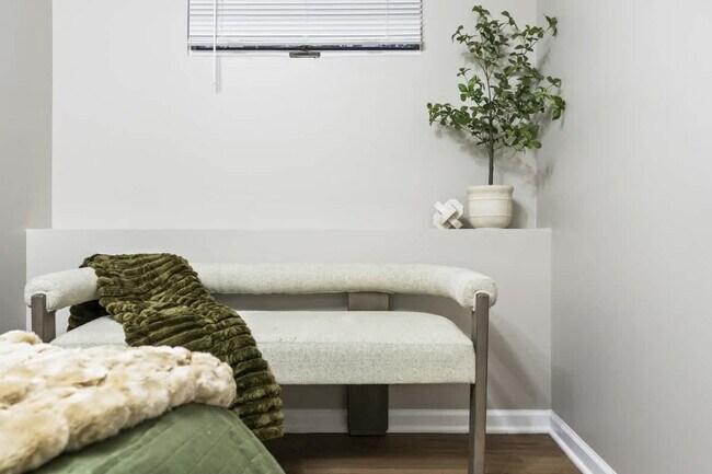 Building Photo - 1410 N Lama Ln