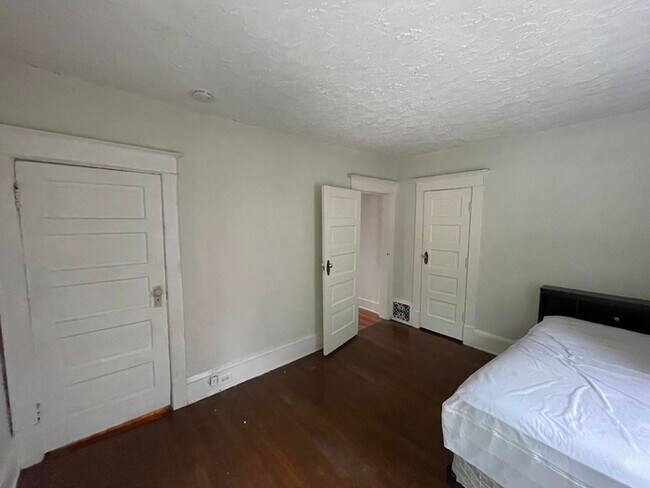 Building Photo - Wealthy St / Cherry St Duplex for Rent
