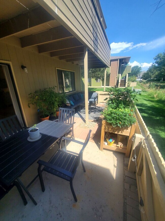 Building Photo - Updated and Spacious 1 Bedroom with Attached Garage!