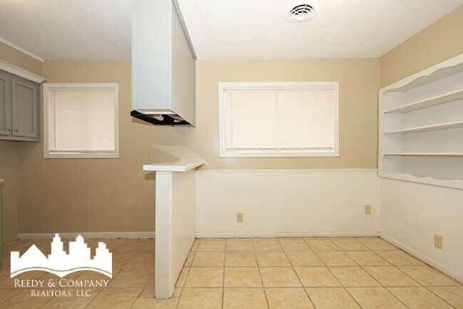 Building Photo - 4227 Kenosha Rd