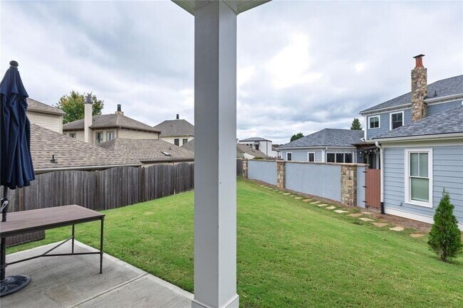 Building Photo - 109 Village Green Ave