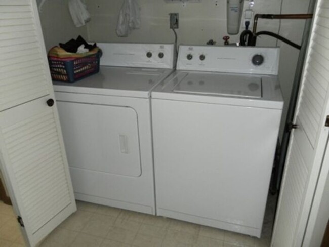 Building Photo - $900 | 2 Bedroom, 1 Bathroom Condo | Cat F...