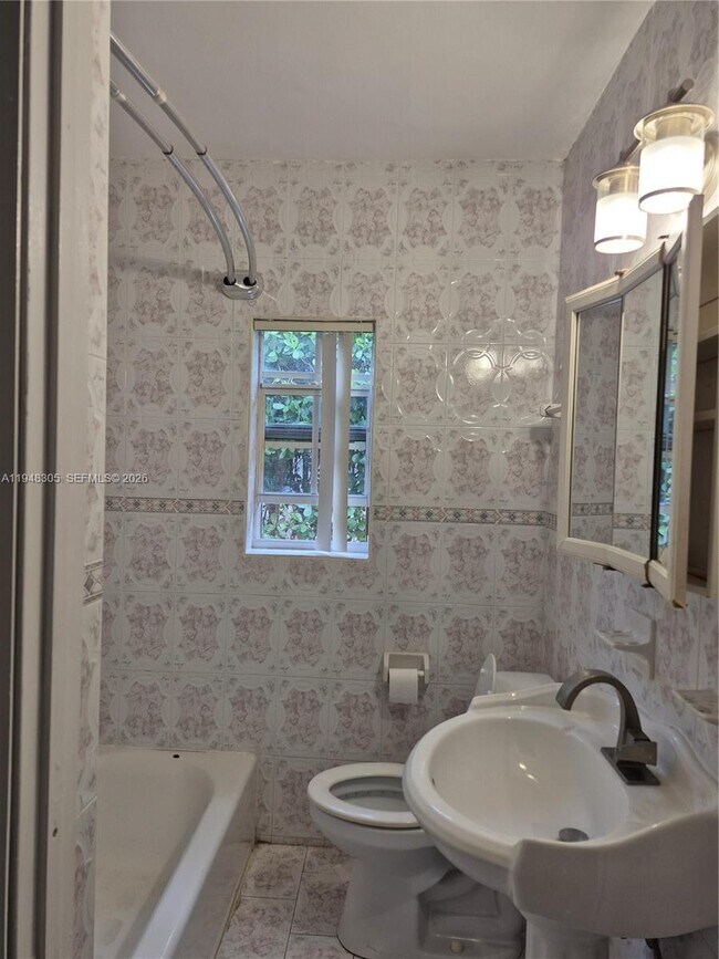 Building Photo - 28 NE 49th St