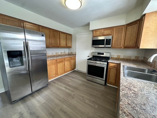 Building Photo - MOVE IN SPECIAL! Cozy 5 bedroom 2 bath Home - Erie