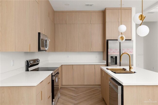 Building Photo - 17 N Revolution St