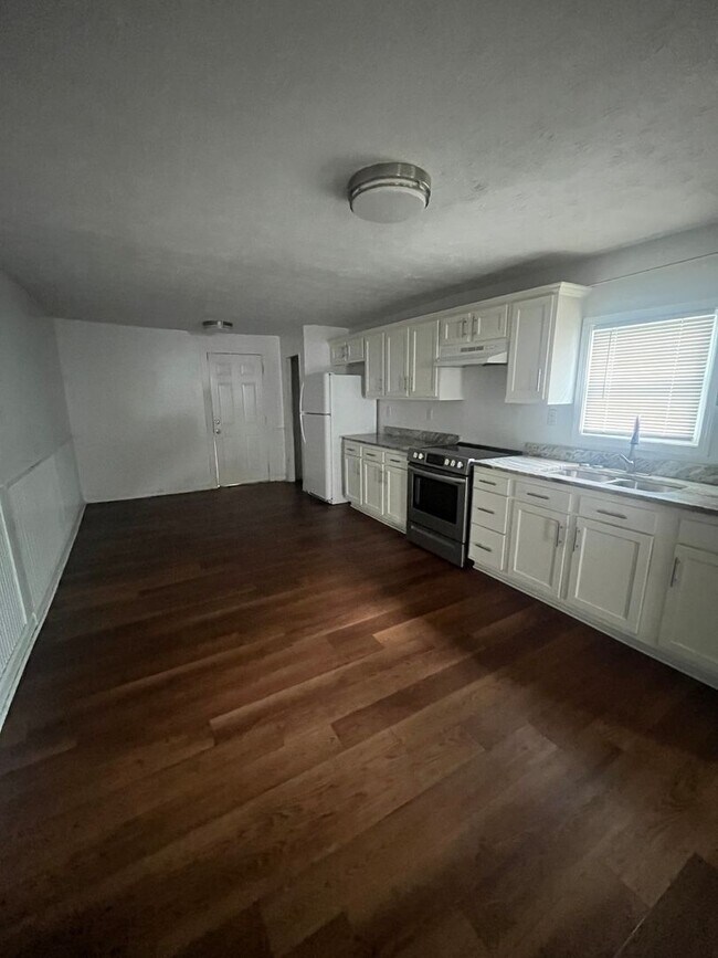 Building Photo - Gorgeous 3 bedroom updated house!